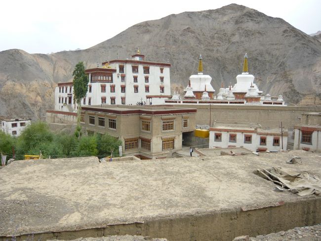 ラマユル僧院です。<br />ゴンパにはチベット仏教が伝える壁画、仏像などが陳列。<br />普段はカギがかかっていて時間になると開けてくれました。<br />