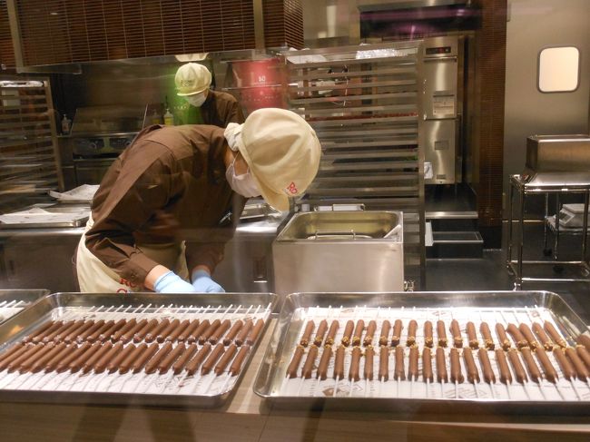 ロイズチョコレートの作られる工程をガラス越しに見られます