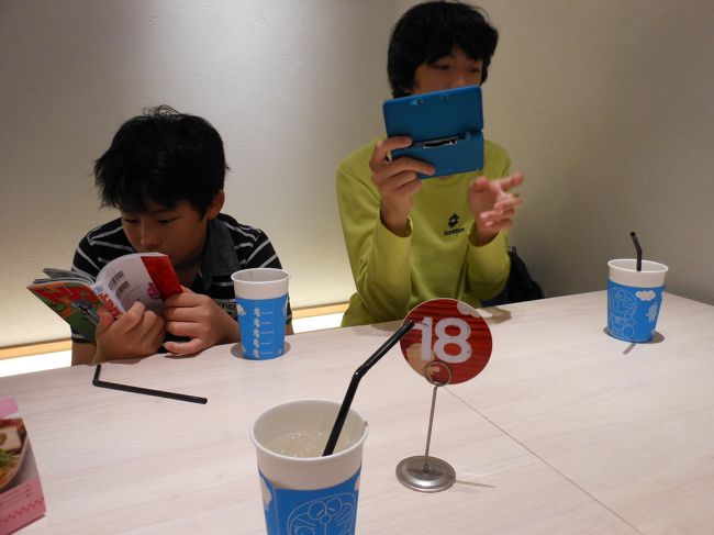 ドラえもんのわくわくスカイパーク<br /><br />お店の奥は小上がりがありノビタ君のお部屋を意識した感じでした
