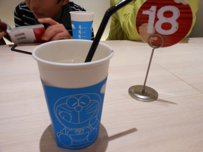 ドラえもんのわくわくスカイパーク<br /><br />ドラえもんやノビタ君の顔が描かれている、チョコのラテ類はもうこの日は完売でした〜残念<br />普通のドリンクをオーダー