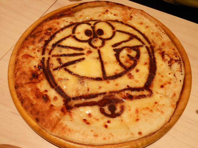 ドラえもんのピザ<br /><br />結構大きいです