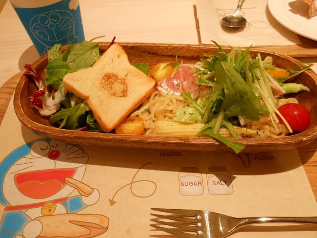 ドラえもんのパスタセット<br /><br />パスタも本格的でもっちもちっちで美味しい〜<br /><br />ひとつ食べると野菜も豊富でお腹いっぱいでした