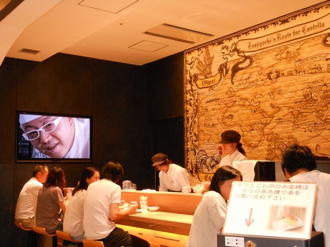 北海道牛乳カステラ　カフェ　こちらのコーナーで<br /><br /><br />北海道牛乳カステラ＋冷たい生クリームトッピング＋採れたて牛乳　500円<br /><br />北海道牛乳カステラ＋冷たい生クリームトッピング＋コーヒー　500円<br /><br />牛乳飲んでみたい〜!<br />でも　人がいっぱい・・もう少しお店が落ち着いたら、再訪したいと思います<br />お土産のカステラを買って帰りました〜<br /><br />