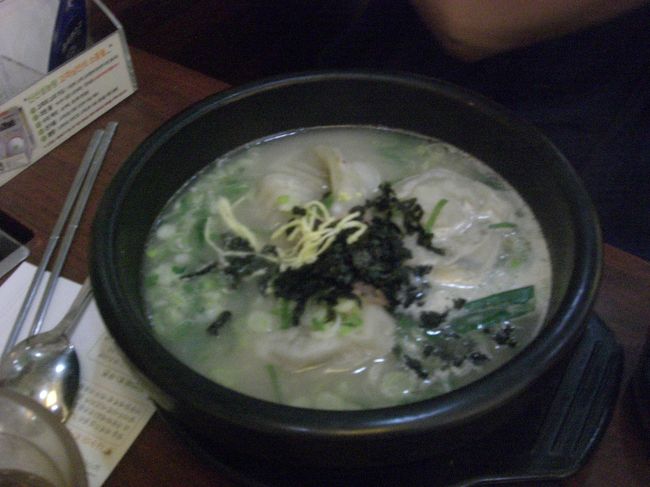 友達はマンドゥ入りのを。子供のこぶしくらいの大きさのマンドゥでボリューム満点。