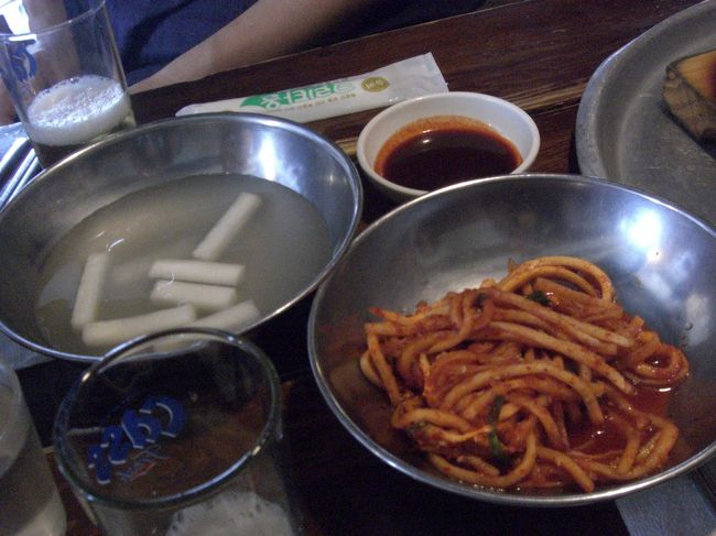 お昼はアックジョンまで行きサンボンファログイで昼食。<br />まずは水キムチと細切り大根のキムチ。