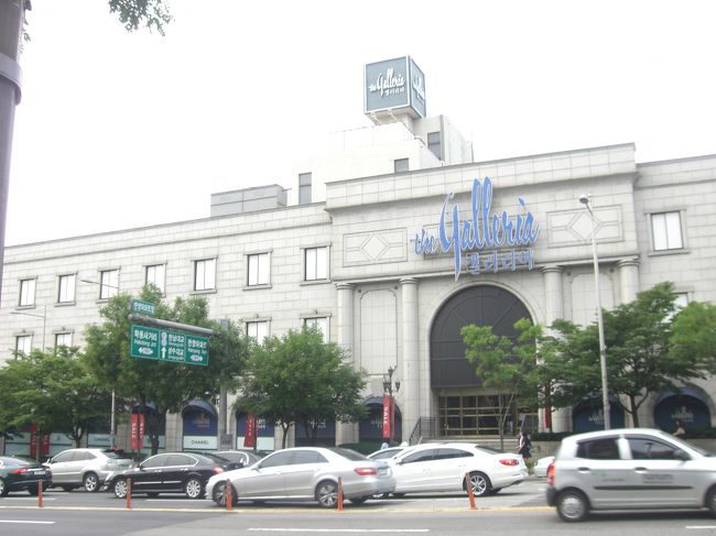 食後は腹ごなしにギャラリアまで歩きます。<br />欲しくて、でも高くて…と１年近く悩んでいたバッグをこちらで購入。<br />決め手は「１年も悩んだのなら私なら買うわ」という友人たちの一言。<br />