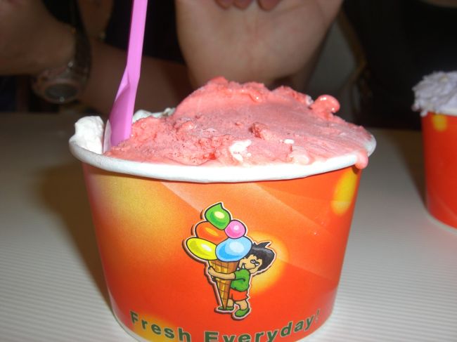 暑かったしこってりアイスよりはさっぱりシャーベットのほうが良かったのですが<br />ほぼすべてがこってり系。<br />ストロベリーチーズケーキとかチョコレートとかそんな感じ。<br />何とかさっぱりっぽいのを選びました。<br />ここでの話題はもちろんさっき会ったユチョンのこと。<br />会えたことに対しての実感がようやく湧いてきました。