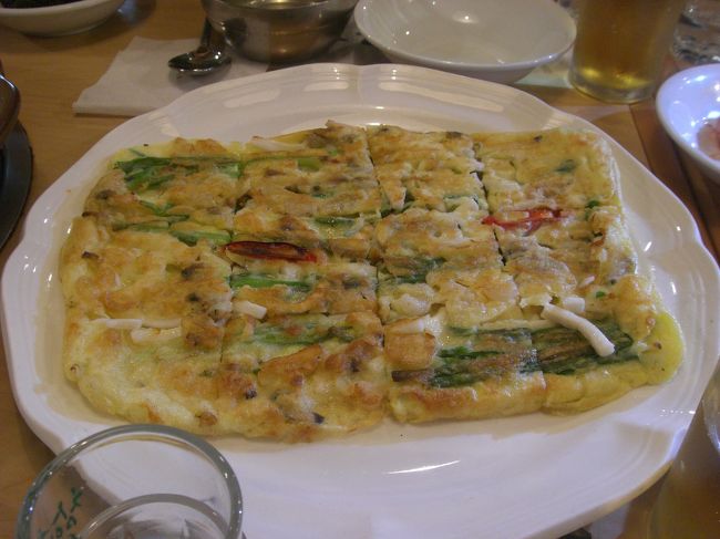 夜は明洞に戻り海鮮のお店へ。<br />このチヂミさくっとしてるのにふんわりとしておいしかったです。