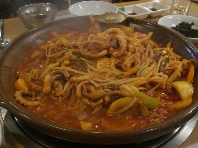 メインはイカの炒め物。<br />あまり辛くしないで、とお願いしたのにけっこうな辛さ。<br />辛さの閾値がちがうのでしょうねぇ。