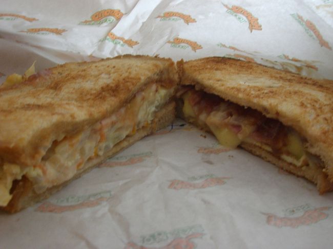 右側がコグマ（さつまいも）トースト。<br />甘めのペースト状のサツマイモがサンドされています。<br />好き嫌いが分かれるかもしれませんね。<br />私は嫌いではないです。<br />でも次からは普通のホボントーストだけでいいかな。