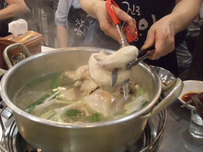 煮えてきたところで鶏肉を切りに来てくれます。<br />写真を撮ろうとしたら止まってくれました。<br />無愛想なのにやさしい。（どっちなんだか）