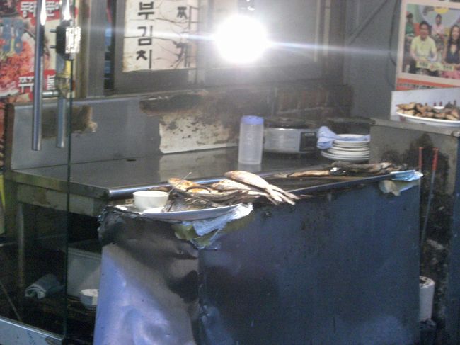 近所のお店では焼き魚がありました。<br />いい匂いです。いつか食べてみたい。