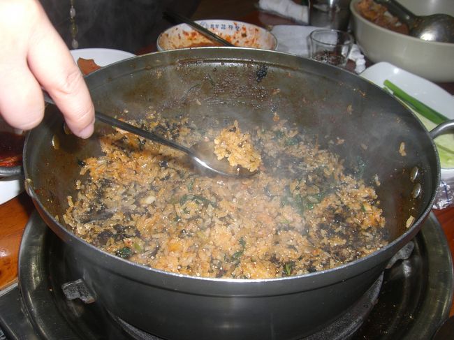 この店でのお目当てはおいしいキムチと鍋の後のポックンパ。<br />トビコが入っててぷちぷちととてもおいしい。<br />これが食べたいがためにこちらに来ています。<br />ほんとにおいしいのでおすすめです。<br />店はホボントーストの並びにあります。<br />多分チェーン店。多分24時間営業。<br /><br />そして満腹のおなかを抱えホテルに戻りました。