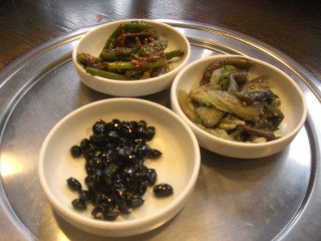 豆となすとねぎ？のパンチャン。<br />つつきながら待ちます。