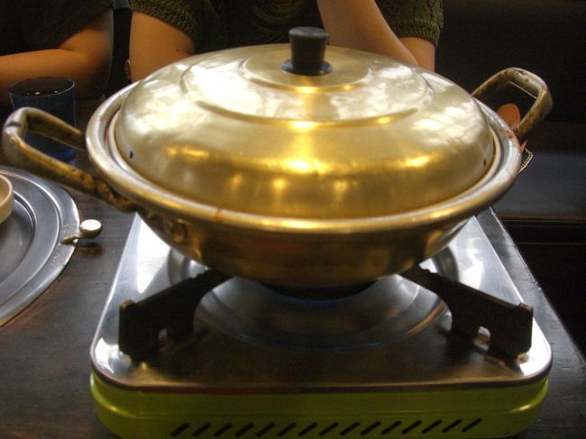 前回は厨房で煮てくれたのを持ってきてくれましたが<br />今回は目の前でグツグツ煮込まれています。<br />7分にセットしたタイマーが鳴るとＯＫです。<br />