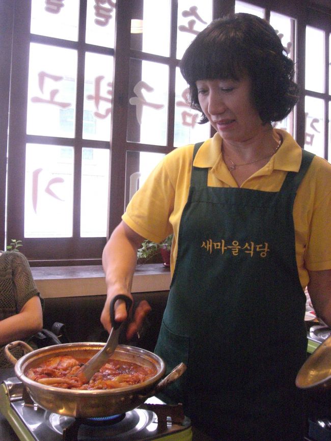 適度なところでキムチと豚肉をはさみで細かく切ってくれます。<br />