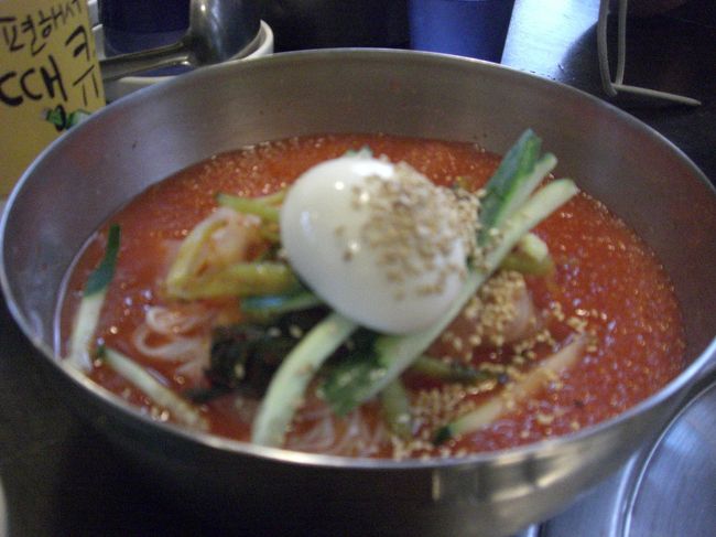 冷麺です。<br />ぼけてますが液体のシャリシャリ感、わかりますか？<br />すんごい冷たかったです。<br />麺は細め。