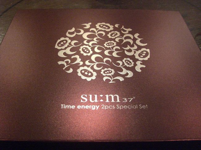 前回どころか去年買った化粧品が残ってるので、自分の分の化粧品はあまり買いませんでした。<br />でも雑誌やブログで気になっていたsu:mだけは買ってしまいました。<br />発酵化粧品だそうです。