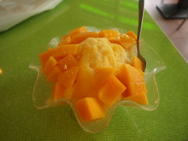 そしてやってきたのはこれ〜！！<br /><br />マンゴーカキ氷♪<br /><br />マンゴーが大きい！！<br />かなりの大きさでしたがおいしくて完食〜。<br /><br />私の食べっぷりに驚いたのでしょうか横に座っていた女の子はじーっと私を見つめていました　笑