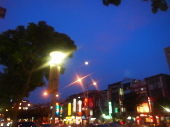 外に出ると。。。<br /><br />もう夜だ〜。