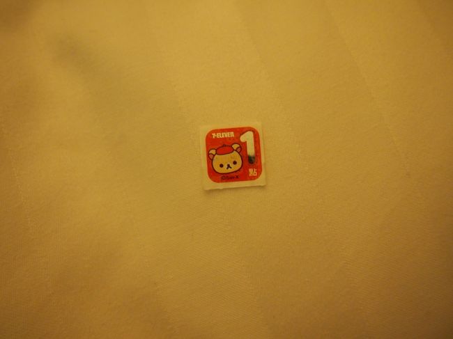 セブンイレブンで購入時にもらったシール。<br /><br />のちに。。。<br />免税店のおばちゃんが集めているそうなのであげました　笑