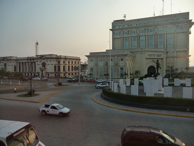 港に沿った道路に建つ古い建物は郵便局。