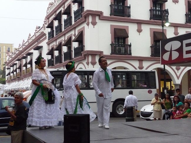 当地特有の白いコットン上下の服を着た男女がハローチョという踊りを踊る。ベラクルスはキューバや他のスペイン殖民地との交流が多く黒人奴隷文化の影響も強い。
