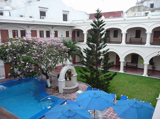 宿泊したホリデイ・インの中庭。<br />古い建物を改装したホテルですが、客室の窓は二重窓で通りに面した騒音も入らず、エアコンの効きも悪くないようです。<br />ソカロ周辺はかなり騒音が酷いので少し歩く事になりますが、快適でした。