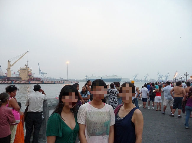 ベラクルス港の遊覧船乗り場の桟橋には沢山の観光客が・・・・<br />貿易港湾としては規模が少し小さいようにも思える。