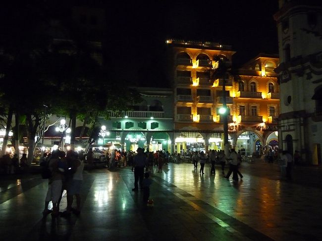 夜のアルマス広場は大変な賑わい。