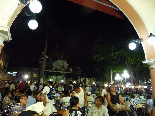 広場の周りには沢山のカフェ、レストランがあり、ご覧のとおり大変な混雑である