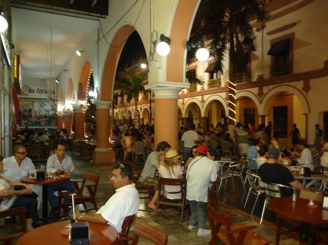 有名店のパラシオというレストランに入り名物のタイのベラクルス風を注文する。