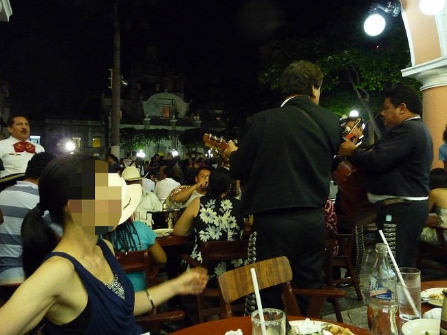 店の前では専属？のマリンバ奏者が常に曲を演奏しているが、この様なマリアッチも回って来て、５０ペソぐらいチップを渡すと演奏してくれる。でもトランペットの音が凄くて傍でやられるとかなり煩い。