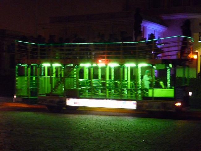 観光用のこんなトラムが走っているが、時間が遅くなって皆食事中らしく誰も乗っていない。