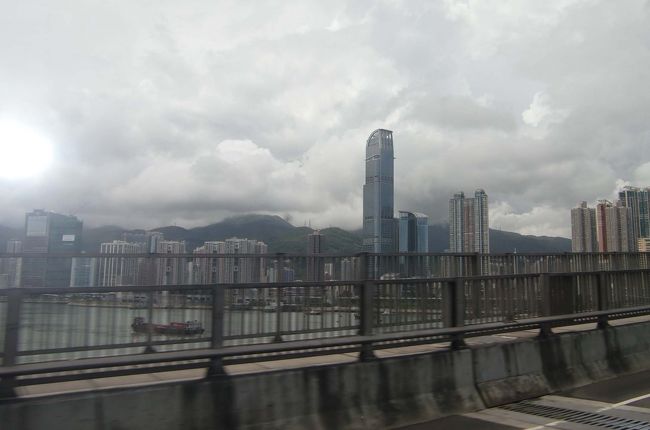 シンセンへはキャセイ航空で香港へ入り、バスで国境近くの駅まで向かいました。