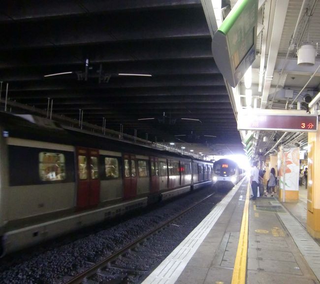 香港からのバスは許可がないとシンセンへ入ることが出来ないので、国境に一番近い駅で電車に乗り換えました。