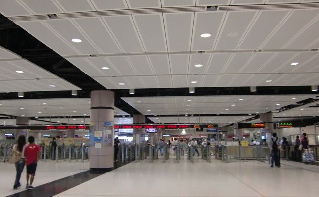 シンセンの巨大な駅に到着ました。<br />シンセンにはまだ別の駅もあるそうです。<br />