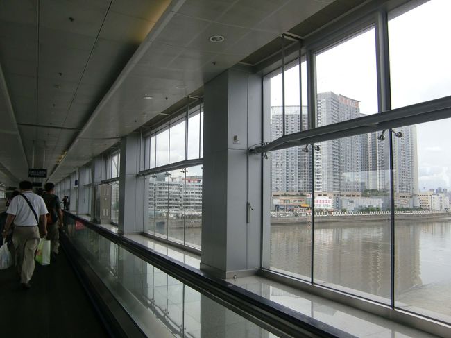 国境にかかる広いコーンコースを歩いていきました。<br />Ｓさんの話では昔、工場をだされた頃には木の橋がかかっていたのだそうです。