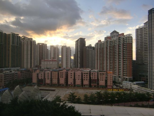 シンセンの街ではオートバイが禁止されているので、中国の代名詞のような光景はなく、街はすっきりしています。<br />車のない人は中国一きれいという地下鉄を利用したり、バスを利用したりするのだそうです。