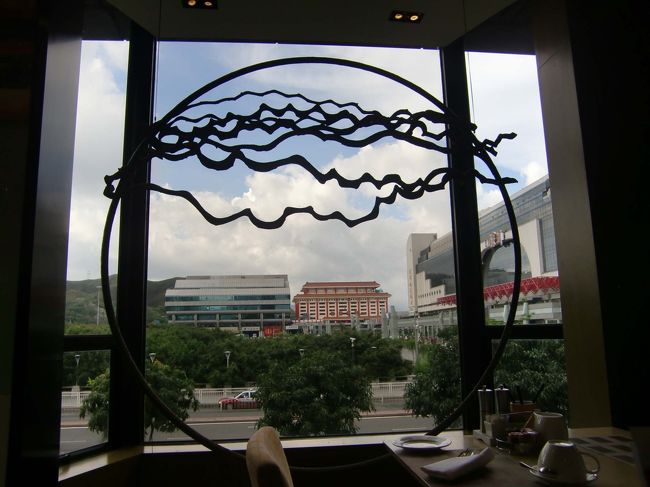 レストランの窓のインテリアは中国テイストで、右に見える大きなビルは別の電車の駅です。<br />