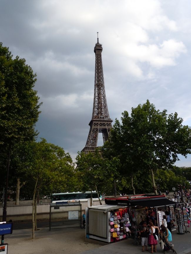 エッフェル塔<br />エッフェル塔付近を少し散策後、タクシーでボンマルシェへ行きました。<br />