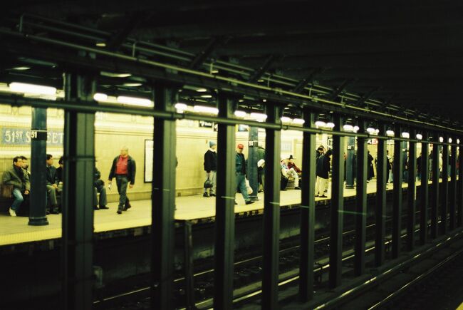 レキシントン通り（8番街）の地下鉄は深さが異なる２本の路線が並行しており、左右のホームの連絡通路で様子を見ながら選んで乗ることができます。<br /><br />この路線に「A」（8番街急行、快速運転をしており停車駅が少ない）・「C」「E」（ともに各駅停車、運転区間・系統が異なる）などの運行系統および種別がある。<br /><br />ジャズの名曲「Ａ列車で行こうTake the A train」は「ハーレムに行くなら速くて便利なＡ列車（急行・快速）で行こうよ」という意味が込められているそうだ。<br />