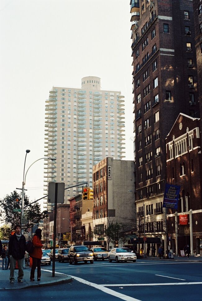 PARK AVENUE・・・の旗が見えます。