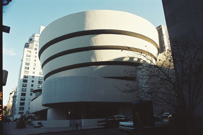 ソロモン・Ｒ・グッゲンハイム氏の集めた抽象画を中心に展示されているこの美術館の目玉は、作品はもちろん、白いカタツムリ型の印象的な外観です。ニューヨーク映画『メンインブラック ＭＩＢ』やＴＶドラマ『セックス・アンド・ザ・シティー』にも登場するので建物は見たことがある人も多いでしょう。旧帝国ホテルの設計者、フランク・ロイド・ライト氏がプラザホテルのセントラルパークを見下ろせる部屋でデザインしたと言われています。館内は、１階のエレベーターで一気に最上階まで上がり、あとはらせん状のスロープを歩いてくると楽に見ることが出来ます。（ネット検索） <br /><br />