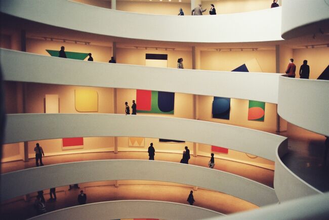 螺旋のフロワーを下りながら鑑賞します。