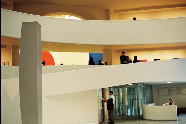 見方によればこの美術館は螺旋のワンフロアーです。