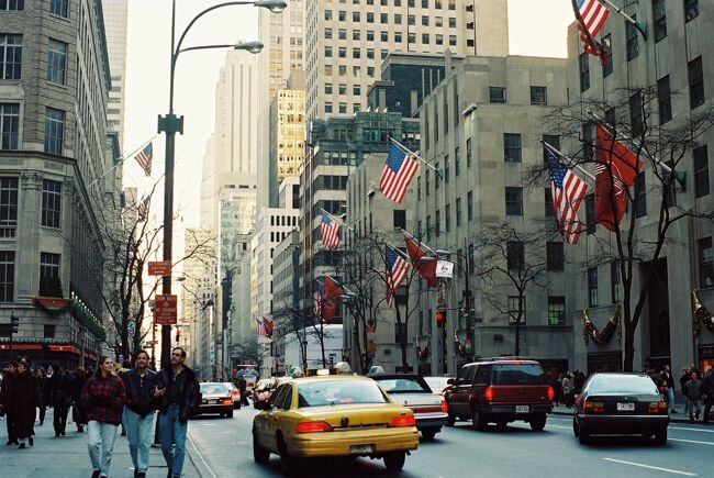 国旗がたくさん見えますが祝日ではないようです。1996.11.24（Sunday)<br /><br />典型的なニューヨークの街の風景でしょうか。<br />私はパリに比べNYの経験は少ないので自信がありません。（たったの３回）