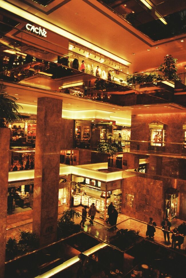 名高いトランプタワーTRUMP TOWERは内装も金ピカです。<br /><br />秀吉が造らせた黄金の茶室はこんな感じでしょうか。