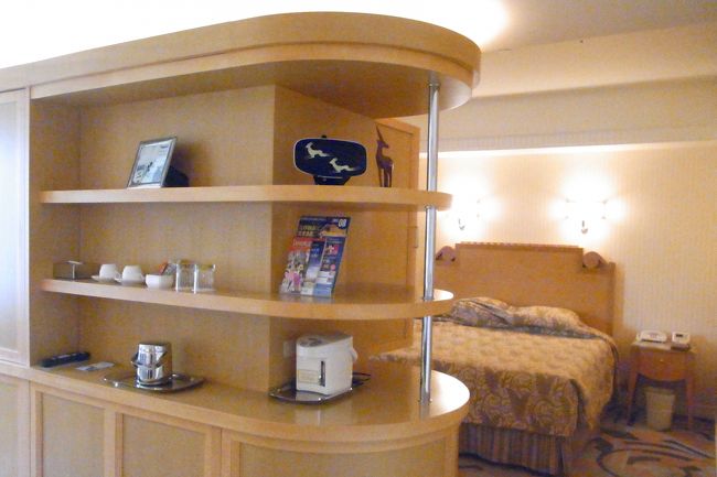 微妙に分けられたリビングスペースとベッドスペース。これなら、子供が寝てしまったあと、夫婦でTVを見たりDVDを見られます。（結局、夜更かしをした子供と一緒に寝てしまいましたが。。）