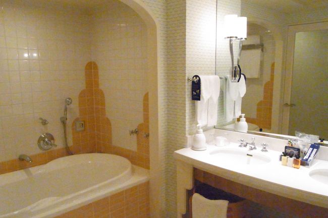 バスルームは、ちょっと古さが気になりますが、よくメンテナンスされていました。シャワーブースは別になっていて、バスはジャグジーでした。